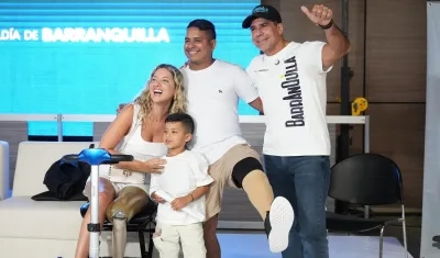 Alcalde Alejandro Char y Daniela Álvarez en la entrega de las prótesis a los beneficiarios.