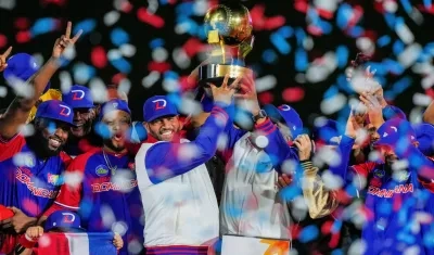 Albert Pujols, mánager del Escogido, levanta el trofeo de campeón. 