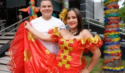 Humberto Scorza Cure, director del Instituto Nacional de la Visión del Norte, y la reina Angelly Sánchez. 