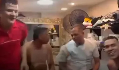 Los reclusos en plena parranda dentro de la cárcel. 