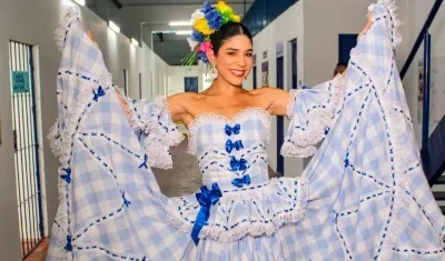 Alexsandra Estarita luciendo su vestido. 