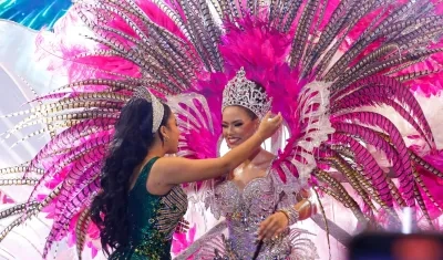 Coronación de Daniela Muñoz como reina del Carnaval en Soledad.