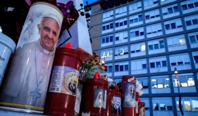 Una vela con la imagen del Papa Francisco a las afueras del hospital Gemelli de Roma.