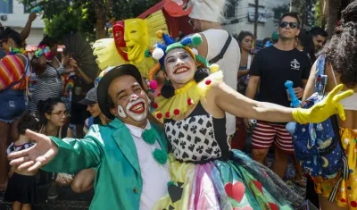Artistas acompañantes de la comparsa callejera 'Gigantes da Lira'.