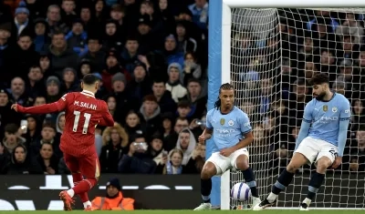El egipcio Mohamed Salah anota el primer gol del Liverpool. 