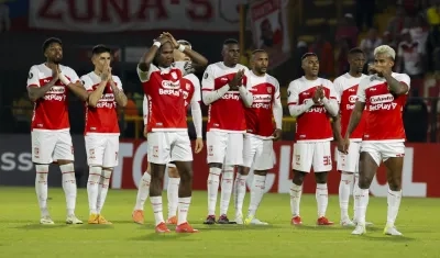 Jugadores de Santa Fe se lamentan tras caer en la tanda de penales ante Deportes Iquique. 