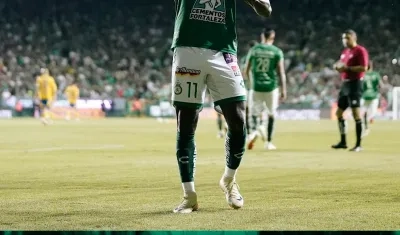 El colombiano Steven Mendoza festeja su gol contra Tigres UANL.