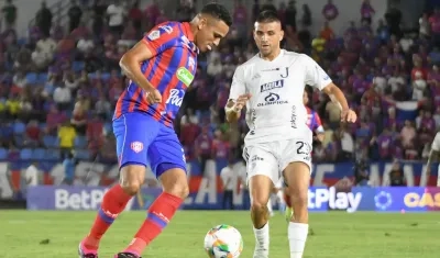 Steven 'Titi' Rodríguez disputa lapelota con el defensa Óscar Vanegas. 