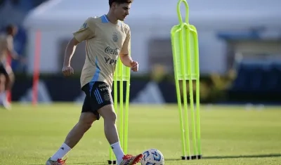 Julián Álvarez, delantero de Argentina, en entrenamiento previo al juego.