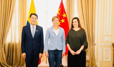 El embajador de China en Colombia, Zhu Jingyang; la Primera Dama Verónica Alcocer y la consejera presidencial para la Reconciliación Nacional (e), Luz Karime Fernández Castillo. 