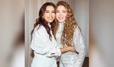 Eva Longoria y Shakira minutos antes de salir al escenario. 