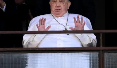 El Papa Francisco saluda y bendice a los fieles.