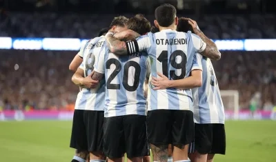 Jugadores de Argentina celebrando uno de los goles en el partido.