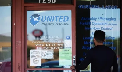 Una persona ingresando a una agencia de empleo en Los Ángeles.