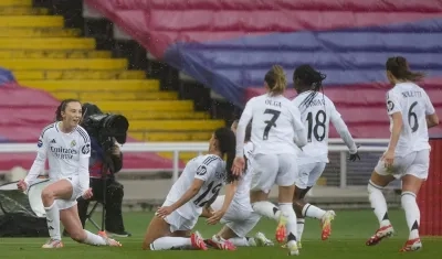 Linda Caicedo celebrando junto a sus compañeras el gol de Caroline Weir.