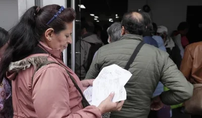 Usuarios realizan largas filas para reclamar medicamentos.