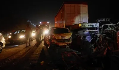 Restos de vehículos quemados tras la explosión de un camión cisterna.