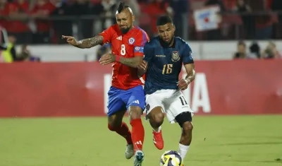 Arturo Vidal disputando el balón con el ecuatoriano Pedro Vite.