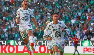 James Rodríguez celebrando un gol con León.