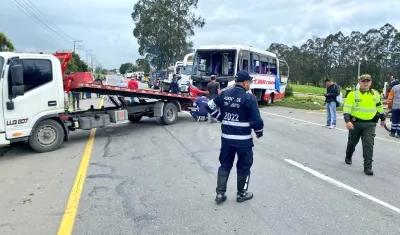 Uno de los carros siendo recuperados después del accidente.