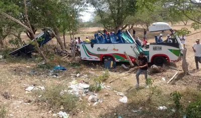 La buseta se estrelló contra la cerca de una finca del sector. 