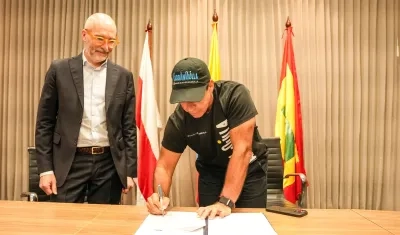 Alcalde Alejandro Char firmando el memorando de entendimiento con SGI Aviation.