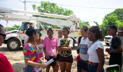 María Paola Álvarez, alcaldesa de Ariguaní, Magdalena, con la comunidad. 