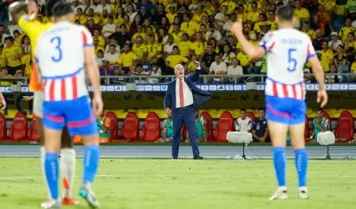 Gustavo Alfaro en zona técnica durante el partido contra Colombia.