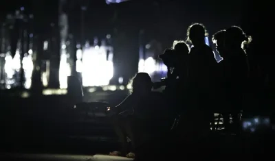Personas en las calles tras el apagón total en la isla desde el pasado viernes. 