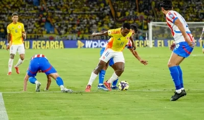 El volante ofensivo Jhon Arias disputando un balón.