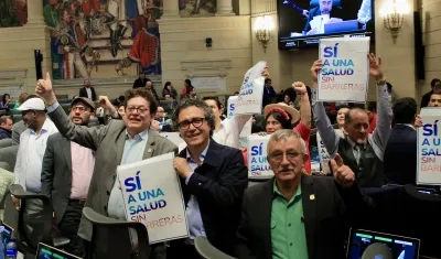 Bancada del Gobierno celebrando aprobación de la Reforma a la Salud en su segundo debate.