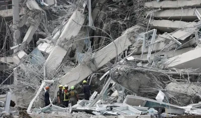 Equipos de rescate buscan contra reloj supervivientes. 