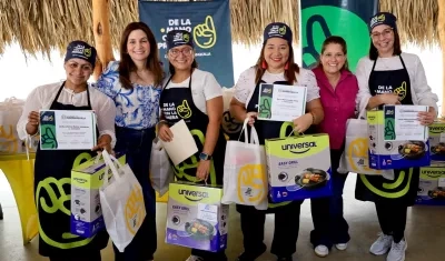Katia Nule, primera dama y graduadas en curso de emprendimiento en Preparación de comida rápida. 