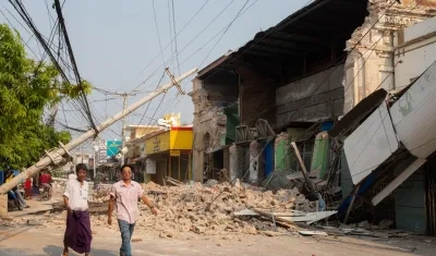 Un edificio destruido a raíz del terremoto de magnitud 7,7 que azotó Birmania.