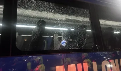 Una de los vidrios afectados tras el ataque por parte de desconocidos.  