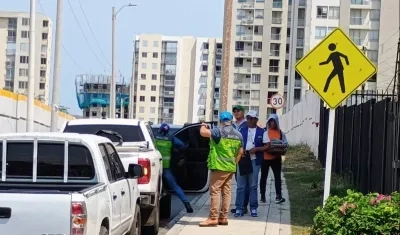 Funcionarios de la CRA durante la inspección en Alameda del Río. 