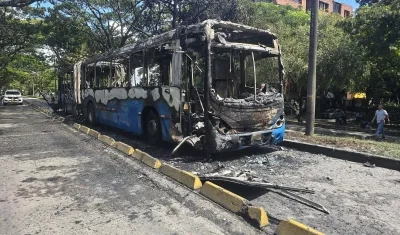Así terminó el bus de transporte masivo.