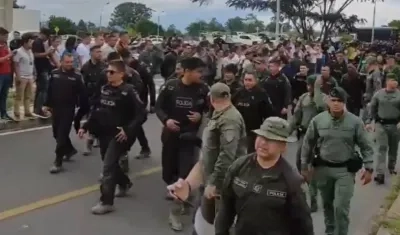 Calle de honor a los uniformados.