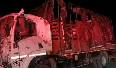 Camión afectado tras la onda explosiva en el Cauca. 