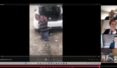 Momento en que reproducieron un video de un enano bailando. 