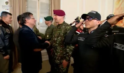 El Presidente Gustavo Petro condecorando a los uniformados. 