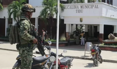 El Ejército custodiando a las afueras de la Alcaldía de Tibú, municipio perteneciente a El Catatumbo. 