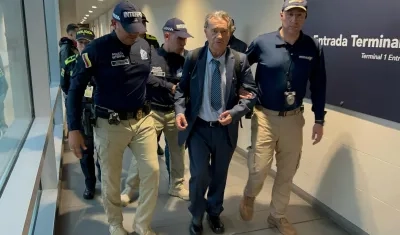 Carlos Lehder siendo detenido en el Aeropuerto El Dorado.