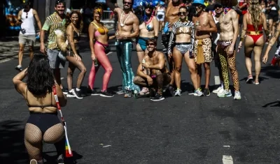 Personas participan en la comparsa callejera Cordão do Bola Preta este sábado.