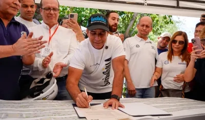 El Alcalde Alejandro Char firmando el acta del inicio de obras de la ampliación de la calle 72.acta de 