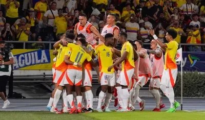 Jugadores de Colombia celebrando el primer gol del partido.