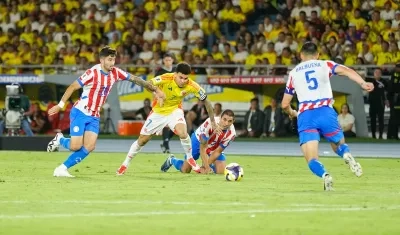 Luis Díaz ante la marca de los paraguayos.