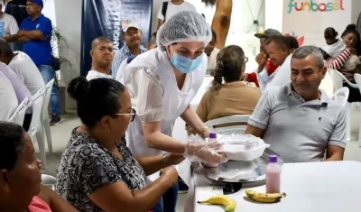 La primera dama del Distrito, Katia Nule, durante la entrega de alimentos.