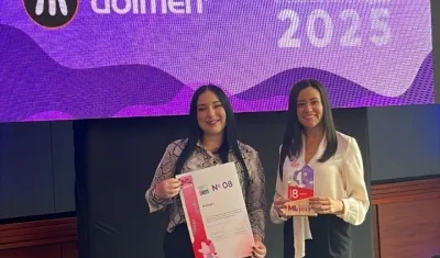 Entrega del reconocimiento a Dolmen.