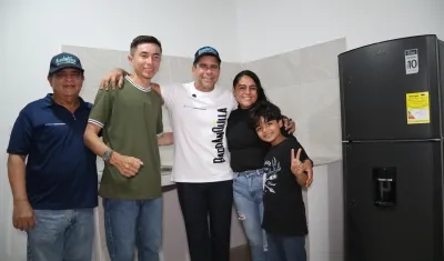 El Alcalde Alejandro Char y el Secretario de Obras Públicas, Rafael Lafont, junto a beneficiarios del programa Mejoramiento de Vivienda.